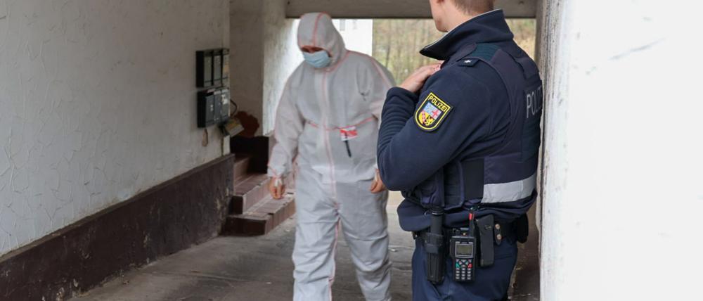Am Tatort im saarländischen Bexbach ermittelt die Polizei.