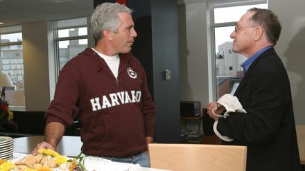 Jeffrey Epstein (l.) zeigte sich von Wissenschaft fasziniert und unterstützte Forschung teilweise großzügig. Auf dem Bild: Epstein im Gespräch mit dem Rechtswissenschaftler Alan Dershowitz (r.), einem der bekanntesten juristischen Experten der USA.