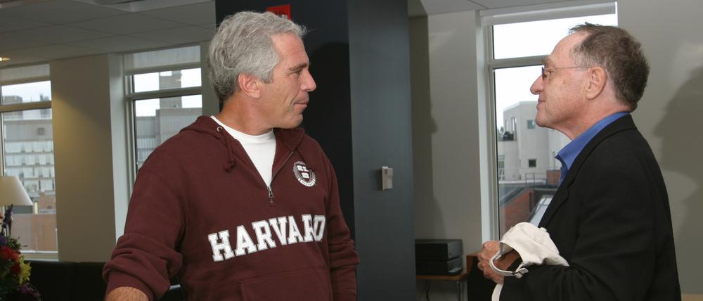 Jeffrey Epstein (l.) zeigte sich von Wissenschaft fasziniert und unterstützte Forschung teilweise großzügig. Auf dem Bild: Epstein im Gespräch mit dem Rechtswissenschaftler Alan Dershowitz (r.), einem der bekanntesten juristischen Experten der USA. 