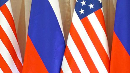 ARCHIV - 06.07.2009, Russland, Moskau: Die Flaggen von Russland und den USA stehen in Moskau nebeneinander. (Archivbild) (zu dpa: «Medien: US-Vertreter zu Gesprächen mit Russland in Abu Dhabi») Foto: epa Sergei Ilnitsky/EPA/dpa +++ dpa-Bildfunk +++