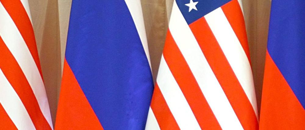 ARCHIV - 06.07.2009, Russland, Moskau: Die Flaggen von Russland und den USA stehen in Moskau nebeneinander. (Archivbild) (zu dpa: «Medien: US-Vertreter zu Gesprächen mit Russland in Abu Dhabi») Foto: epa Sergei Ilnitsky/EPA/dpa +++ dpa-Bildfunk +++