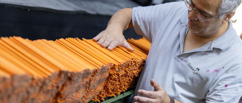 Der fränkische Schreibwarenhersteller Faber-Castell will 130 Stellen in Deutschland abbauen. (Archivbild)