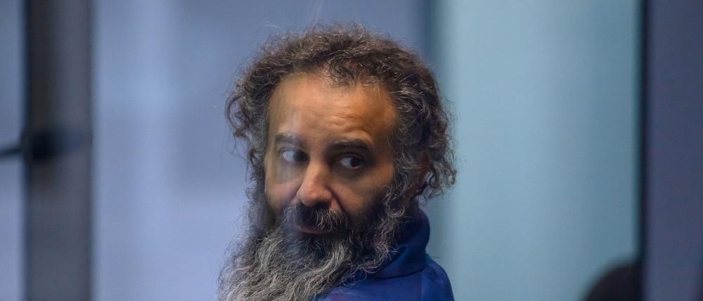  Taleb al-Abdulmohsen sitzt in dem Gerichtssaal des temporären Gerichtsgebäude des Landgerichtes Magdeburg in einem Glaskasten. 