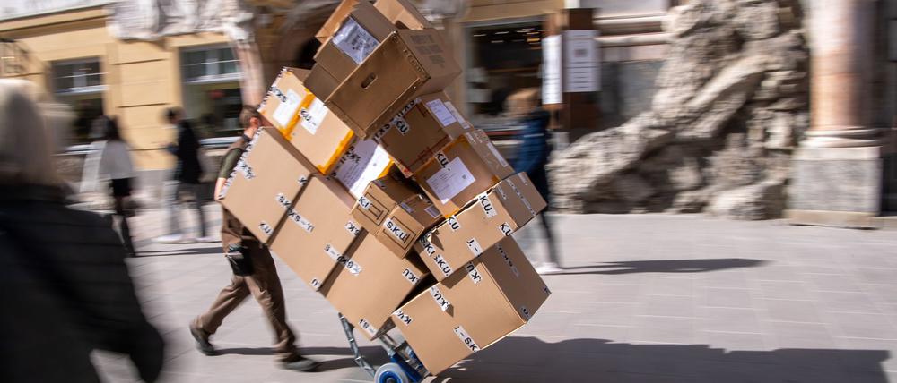 Ganz schön viel zu tun: ein Paketbote bei der Arbeit.