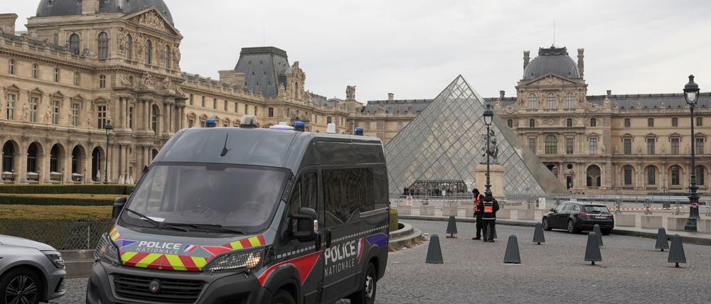 Die Polizei meldet nach dem Raubüberfall auf den Louvre einen Fahndungserfolg. (Archivbild)