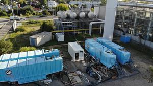 Die Bohrstelle für den Wärmespeicher in Berlin-Adlershof, die sich auf dem Gelände der BTB GmbH befindet. Das aus dem Hettang-Sandsteinreservoir geförderte Formationswasser wird in den blauen Flüssigkeitstanks gespeichert. 