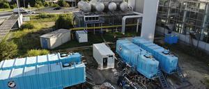 Die Bohrstelle für den Wärmespeicher in Berlin-Adlershof, die sich auf dem Gelände der BTB GmbH befindet. Das aus dem Hettang-Sandsteinreservoir geförderte Formationswasser wird in den blauen Flüssigkeitstanks gespeichert. 