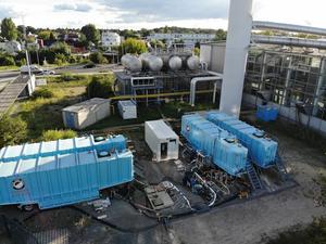 Die Bohrstelle für den Wärmespeicher in Berlin-Adlershof, die sich auf dem Gelände der BTB GmbH befindet. Das aus dem Hettang-Sandsteinreservoir geförderte Formationswasser wird in den blauen Flüssigkeitstanks gespeichert. 