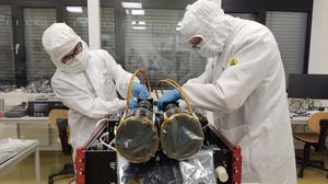 Der Bau von Satelliten ist weitgehend Handarbeit.