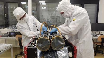 Der Bau von Satelliten ist weitgehend Handarbeit.