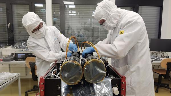 Der Bau von Satelliten ist weitgehend Handarbeit.