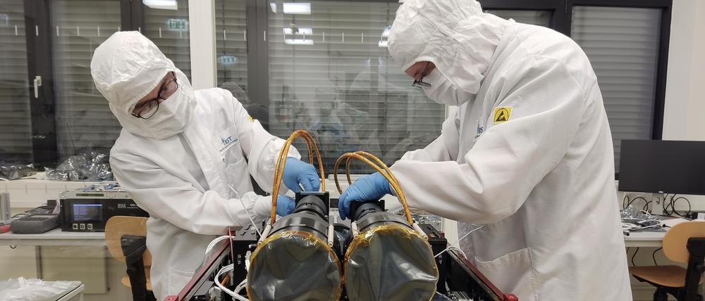 Der Bau von Satelliten ist weitgehend Handarbeit.