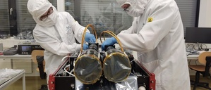 Der Bau von Satelliten ist weitgehend Handarbeit.