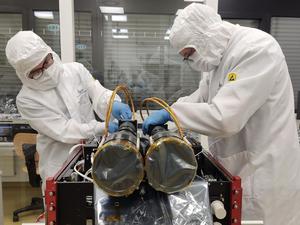 Der Bau von Satelliten ist weitgehend Handarbeit.