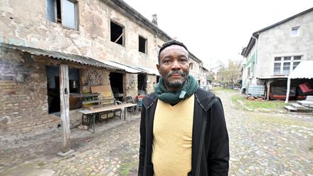 Eben Chu auf dem Gelände in der Zeppelinstraße. Das Gebäude links soll ein neues Dach bekommen. 