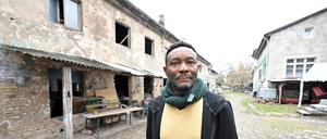 Eben Chu auf dem Gelände in der Zeppelinstraße. Das Gebäude links soll ein neues Dach bekommen.