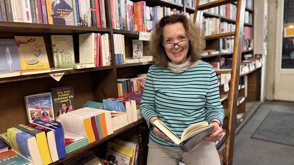 Gabriele Seebode (72) ist die Inhaberin der Buchhandlung Auerbach in der Steglitzer Albrechtstraße. Sie sucht einen Nachfolger.