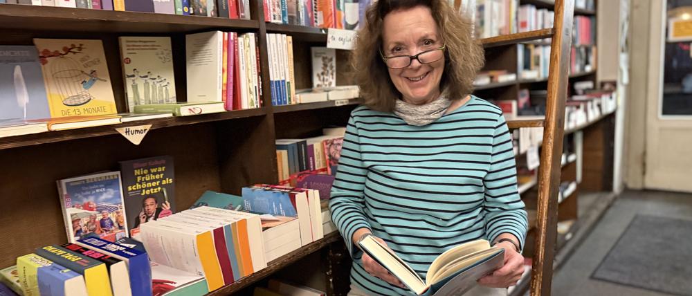 Gabriele Seebode (72) ist die Inhaberin der Buchhandlung Auerbach in der Steglitzer Albrechtstraße. Sie sucht einen Nachfolger.
