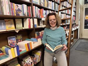 Gabriele Seebode (72) ist die Inhaberin der Buchhandlung Auerbach in der Steglitzer Albrechtstraße. Sie sucht einen Nachfolger.