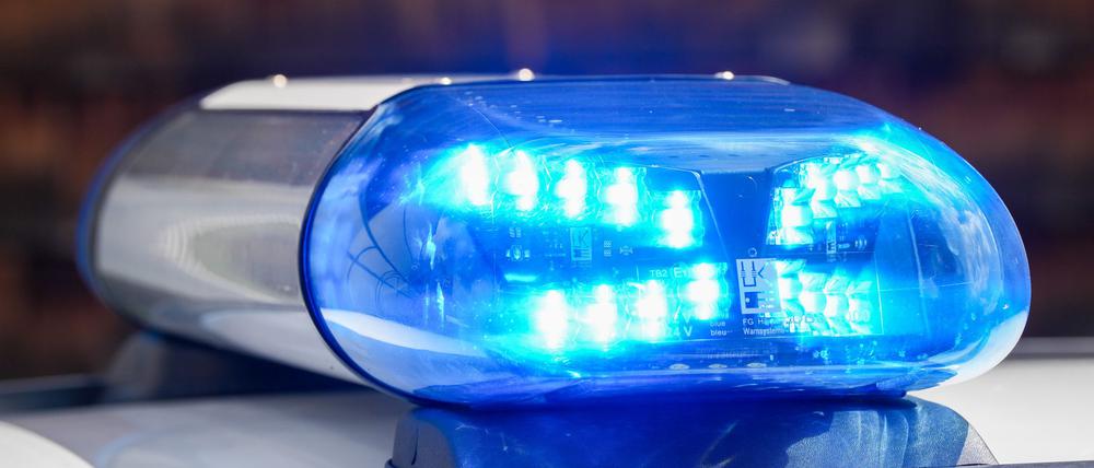 Beamte der Polizei verfolgen den flüchtigen Tatverdächtigen zu Fuß, bevor sie ihn an der U-Bahn ergreifen. (Symbolbild)