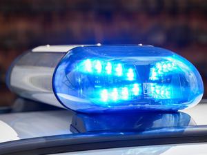 Beamte der Polizei verfolgen den flüchtigen Tatverdächtigen zu Fuß, bevor sie ihn an der U-Bahn ergreifen. (Symbolbild)