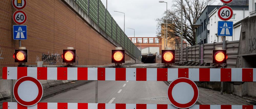 Arbeiten im Tunnel Grenzallee sind die Ursache für die etwa dreistündige Sperrung der A100. (Symbolbild)