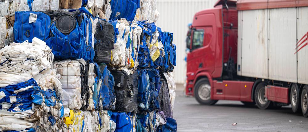 Auf dem Gelände eines Entsorgungsbetriebes ist ein toter Säugling im Müll gefunden worden.