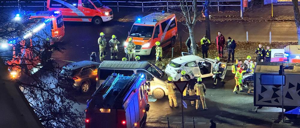 Einsatzkräfte der Feuerwehr und des Rettungsdienstes arbeiten an der Unfallstelle in Berlin-Moabit.