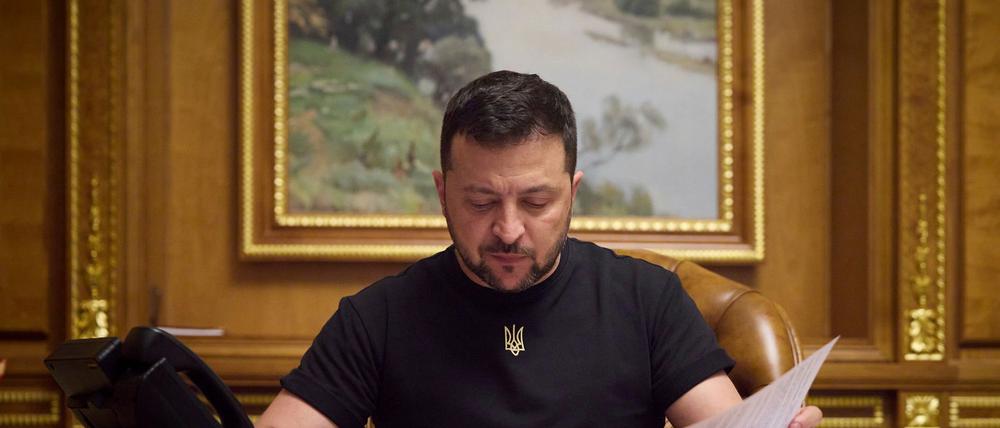 ARCHIV - 08.08.2023, Ukraine, Kiew: Wolodymyr Selenskyj, Präsident der Ukraine, hält in seinem Büro im Mariinskyi-Palast eine Telefonkonferenz mit Niederlandes Ministerpräsident Rutte ab, um über F-16-Kampfflugzeuge und zusätzliche Militärhilfe zu sprechen. (Archivbild) (zu dpa: «Selenskyj und Merz stimmen sich zu Verhandlungen ab») Foto: ---/Pool Ukrainian Presidentia/Planet Pix via ZUMA Press Wire/dpa +++ dpa-Bildfunk +++