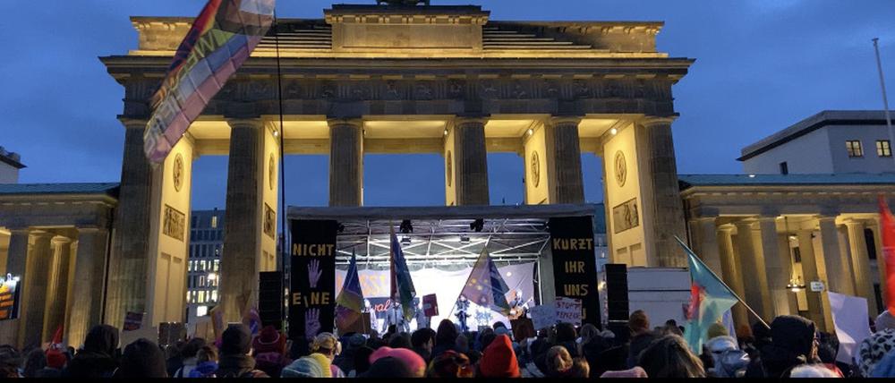 Viele Demonstrantinnen protestierten am Dienstag am Brandenburger Tor. 