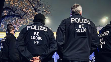 Die Polizei war am Dienstagabend mit Hunderten Kräften in Kreuzberg im Einsatz.
