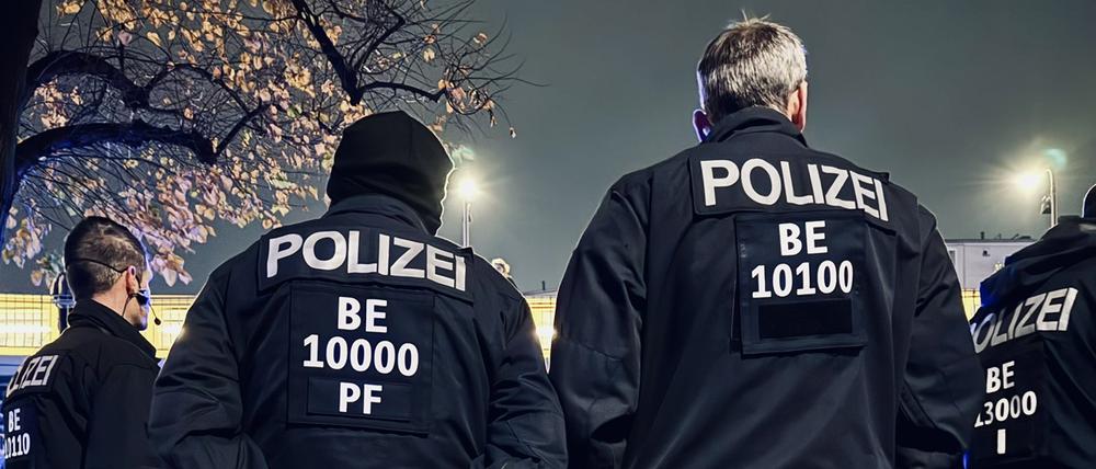 Die Polizei war am Dienstagabend mit Hunderten Kräften in Kreuzberg im Einsatz.