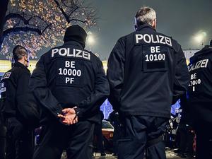 Die Polizei war am Dienstagabend mit Hunderten Kräften in Kreuzberg im Einsatz.
