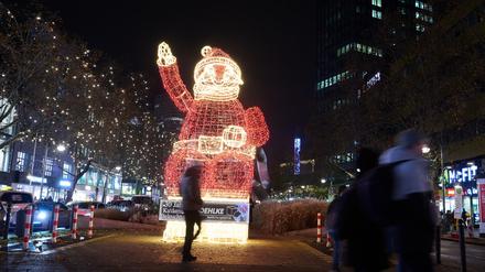 Am Kurfürstendamm (Ku'damm) leuchtet die Weihnachtsbeleuchtung.