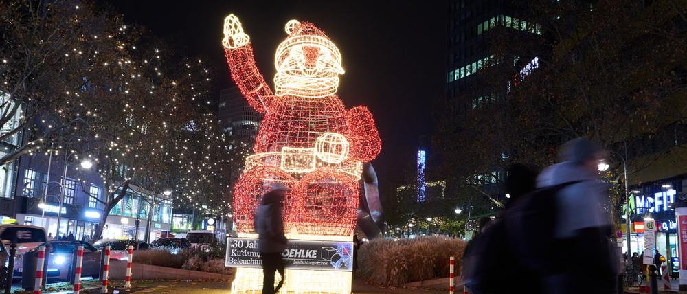 Am Kurfürstendamm (Ku'damm) leuchtet die Weihnachtsbeleuchtung.