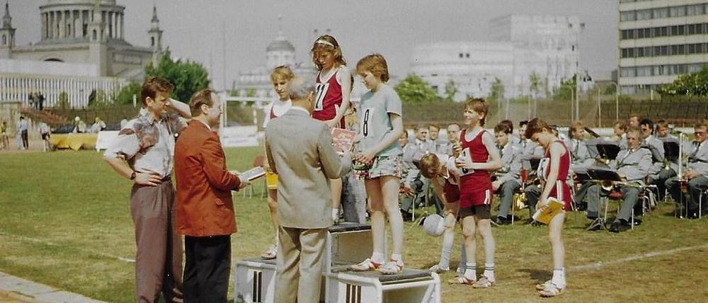 Es war einmal: Siegerehrung bei einem Leichtathletik-Wettkampf im damaligen Ernst-Thälmann-Stadion in Potsdam.