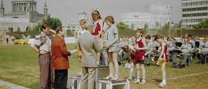 Es war einmal: Siegerehrung bei einem Leichtathletik-Wettkampf im damaligen Ernst-Thälmann-Stadion in Potsdam.