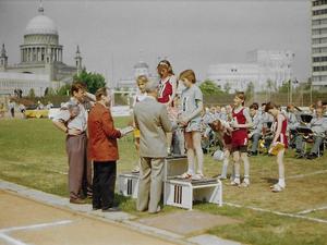 Es war einmal: Siegerehrung bei einem Leichtathletik-Wettkampf im damaligen Ernst-Thälmann-Stadion in Potsdam.