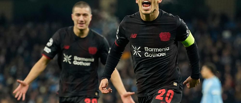Leverkusens Alejeandro Grimaldo jubelt nach seinem Treffer zum 1:0. 