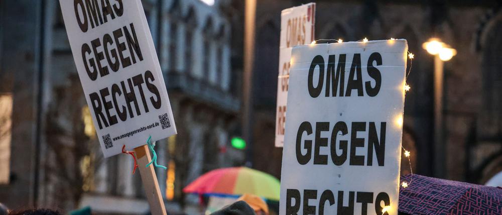 Die Initiative Omas gegen Rechts wird gleich in zwei Bundesländern geehrt - gemeinsam mit einem Musikprojekt in Dresden. (Archivbild)