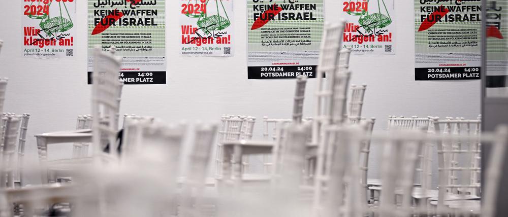 Leere Stühle stehen in dem Veranstaltungsraum, nachdem die Polizei den Palästina-Kongress abgebrochen und verboten hat. (Archivbild) 