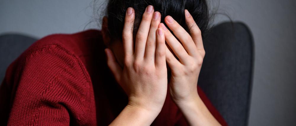 Chronischer Stress erhöht das Risiko für Rückenschmerzen deutlich. (Symbolbild)