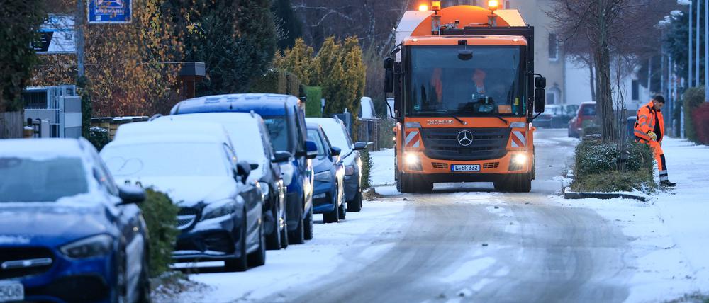 In Ostdeutschland kommt es am Mittwoch weiterhin in einigen Regionen zu Schnee, Frost und Glätte. 