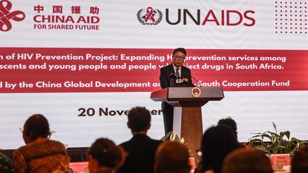 Chinas Botschafter in Südafrika, Wu Peng, bei der Eröffnung eines von seinem Land finanzierten Projekts zur Bekämpfung von HIV (20. November 2025, Pretoria).