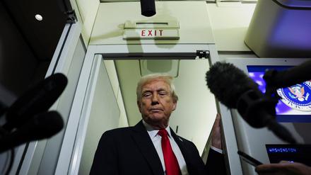 Trump an Bord der Air Force One.