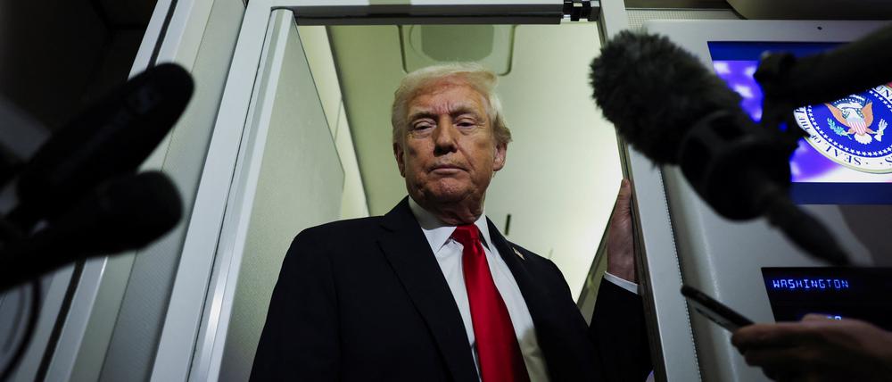 Trump an Bord der Air Force One.