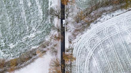 Frost, Nebel und örtliche Schneeschauer sorgen vielerorts für einen winterlichen Start in den Tag.