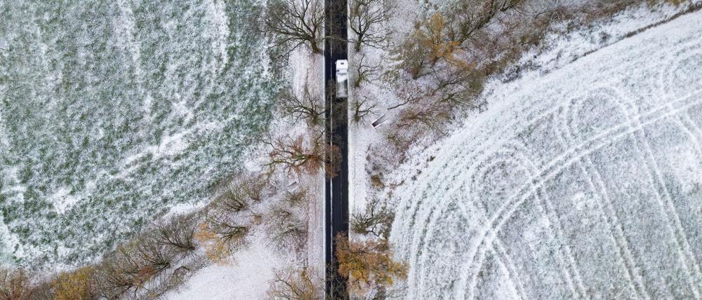Frost, Nebel und örtliche Schneeschauer sorgen vielerorts für einen winterlichen Start in den Tag.