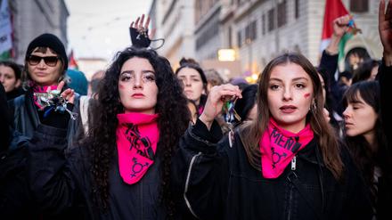 Frauen protestierten in Italien gegen Gewalt gegen Frauen.