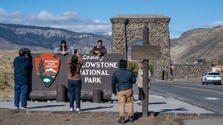 Besucher machen Fotos am Eingang zum Yellowstone Nationalpark in den USA. 